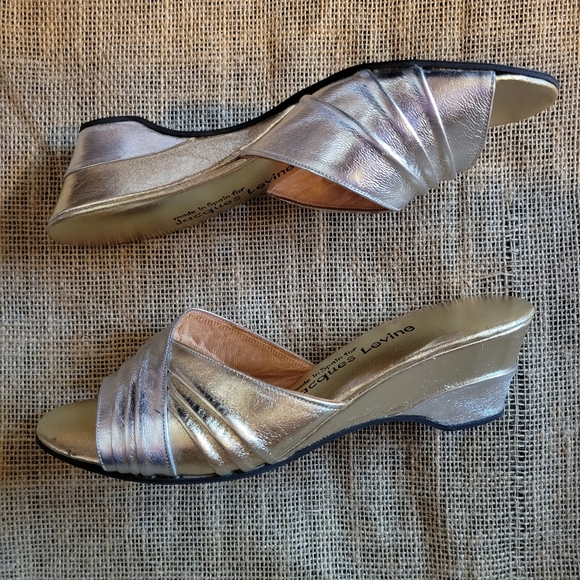 Jacques Levine Gold Silver Wedge Heel Slipper - 7 - Picture 7 of 8